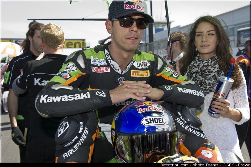 sbk_pit_babe_015_angleterre_donington_park_2013