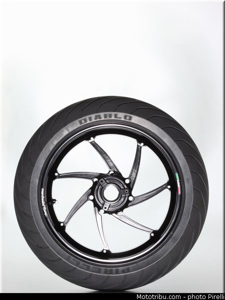 pirelli_sbk_wet_04_17_pouces_2013_