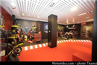 aprilia_racing_team_25_wsbk_2013_teams.jpg