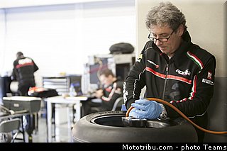 aprilia_racing_team_76_wsbk_2013_teams.jpg